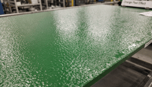 Problemas na Pintura Eletrostática: Guia de Diagnóstico 1 Efeito casca de laranja em problemas na pintura eletrostática, ilustrando superfície rugosa e variação de espessura na peça metálica.