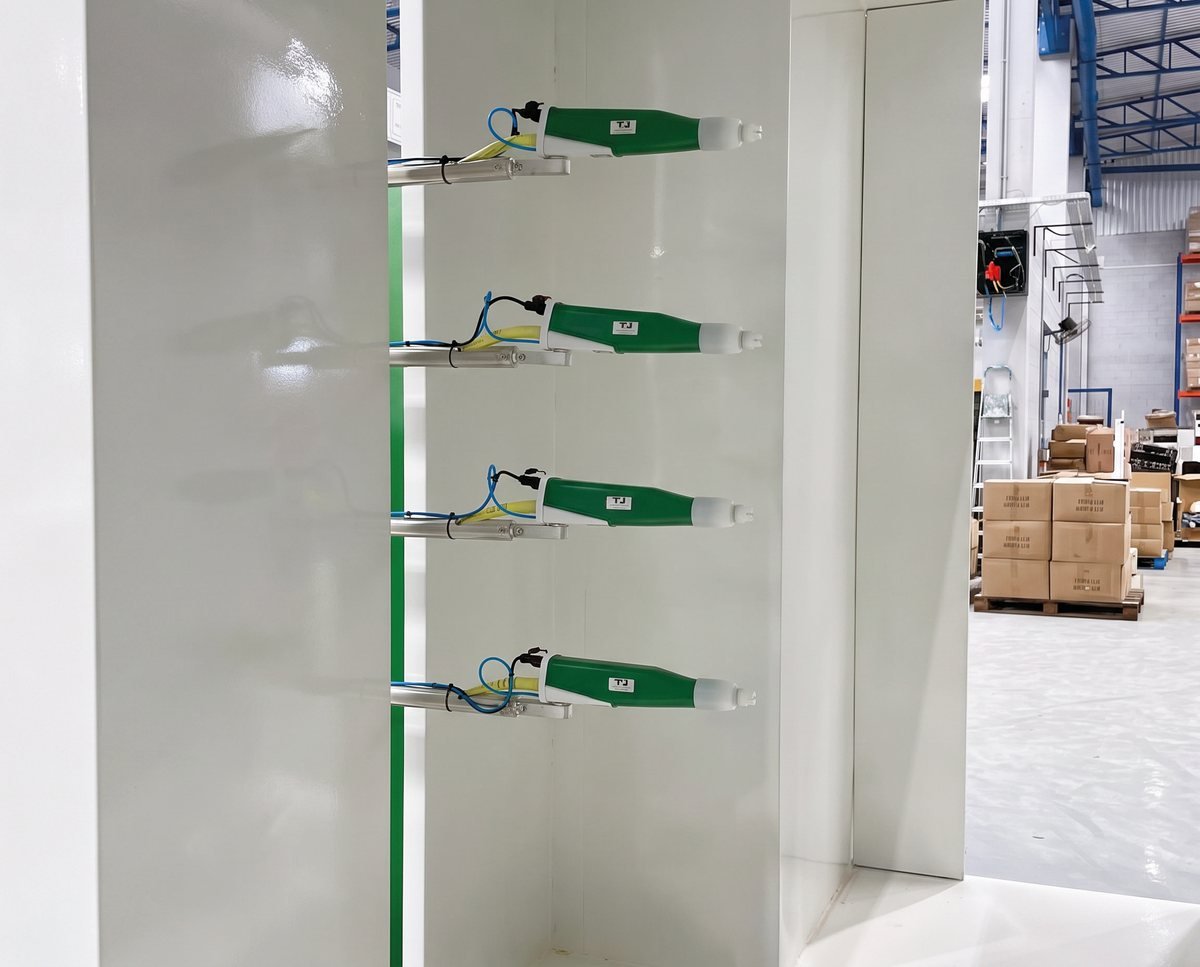Interior de cabine de pintura TPI com quatro pistolas automáticas montadas em reciprocador
